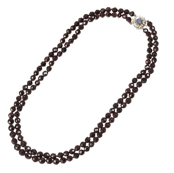 



GARNET AND SAPPHIRE NECKLACE IN 18K WHITE GOLD
