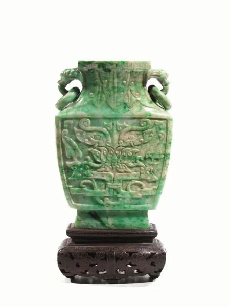 Vaso, Cina sec. XVIII-XIX, in giadeite verde mela, le anse a testa di elefanti e con anelli, il corpo decorato a motivi arcaici stilizzati, alt. cm 11.5, su base in legno