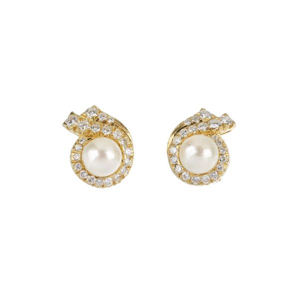 



PEARL AND DIAMOND EARRINGS IN 18KT YELLOW GOLD