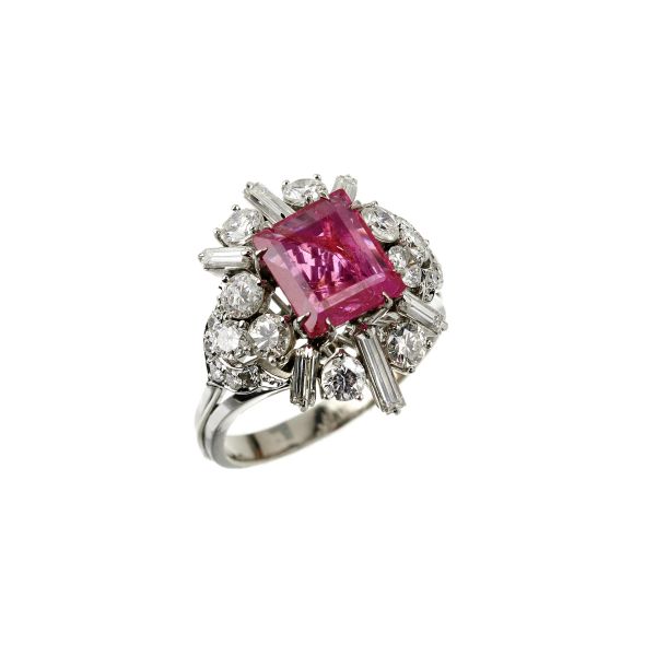 



ANELLO CON ZAFFIRO ROSA E DIAMANTI 
