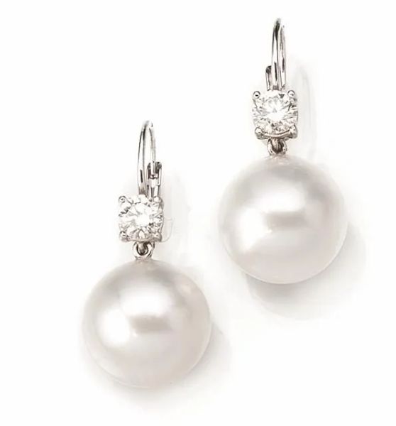 Paio di orecchini pendenti in oro bianco, perle australiane e diamanti