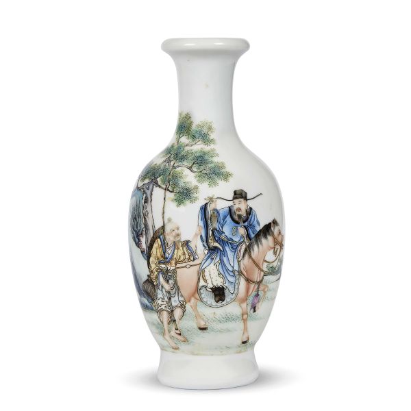 A VASE IN FAMILLE ROSE PORCELAIN, CHINA, REPUBLIC PERIOD (1912-1949)