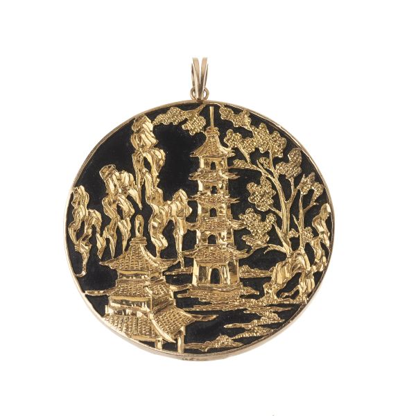 



ORIENTAL MOTIF PENDANT IN 9KT GOLD AND ONYX 