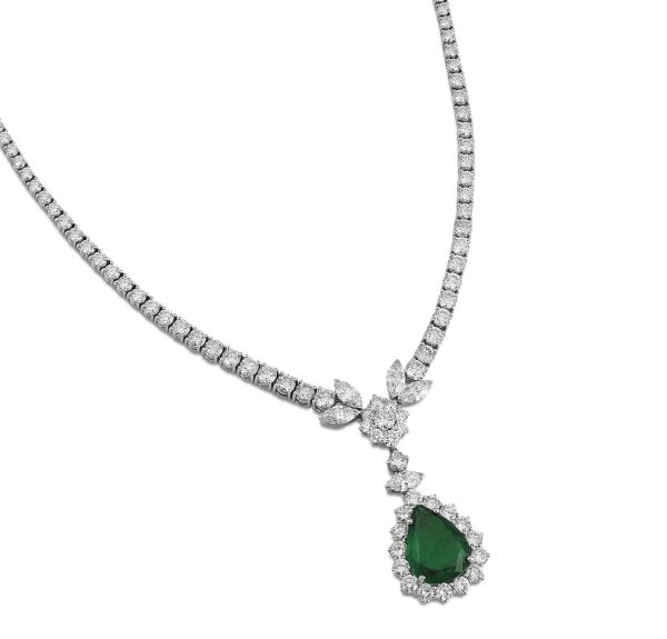 EMERALD AND DIAMOND PENDANT NECKLACE IN 18KT WHITE GOLD