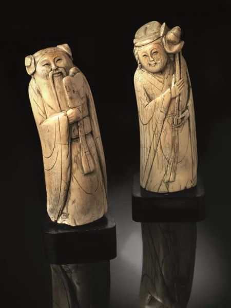  Due sculture, Cina sec. XVII , in avorio, raffiguranti saggi, montate su basi in legno, alt. cm 20   difetti   (2)