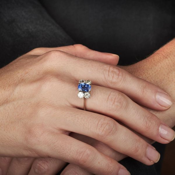 ANELLO CON ZAFFIRO CEYLON E DIAMANTI