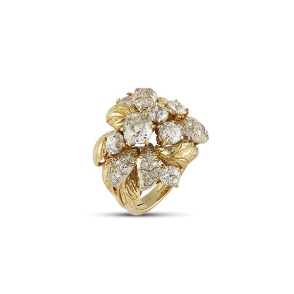 CLUSTER DIAMOND RING IN 18KT YELLOW GOLD