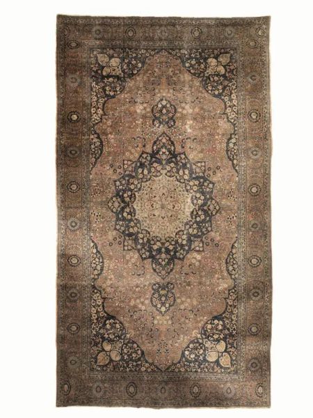  Grande tappeto persiano,  fondo tabacco decorato da motivo floreale e medaglione al centro con moltivi vegetali nei toni del blu, cm 560x310,  consunto 