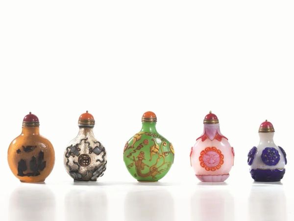 Snuff bottle, Cina sec.XX, in vetro incamiciato, a fondo bianco e decorato a rilievo in rosso, alt. cm 7