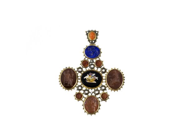 CROCE PENDENTE IN ORO GIALLO DIAMANTI CORALLO CALCEDONIO E PIETRE DURE