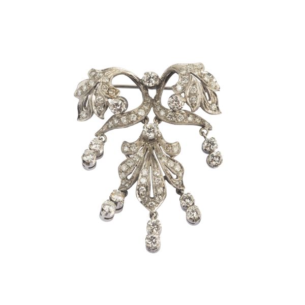 



SPILLA CON DIAMANTI PENDENTI