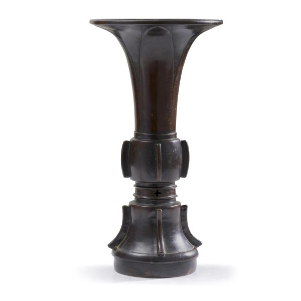 



A BRONZE VASE IN ARCHAISTIC HU FORM, CHINA, 18TH CENTURY 