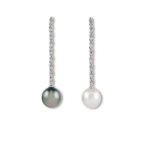 



LONG SOUTH SEA PEARL AND DIAMOND DROP EARRINGS IN 18KT WHITE GOLD 