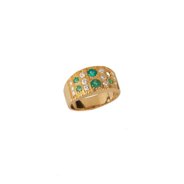 EMERALD AND DIAMOND BAND RING IN 18KT YELLOW GOLD