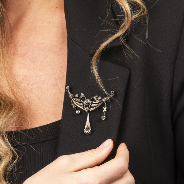 SPILLA CON DIAMANTI E PENDENTI