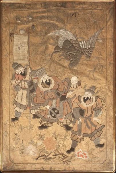 Grande panello ricamato, sud-est asia, sec. XIX, raffigurante dignitari e uccello del paradiso, in cornice dorata, cm 187x129