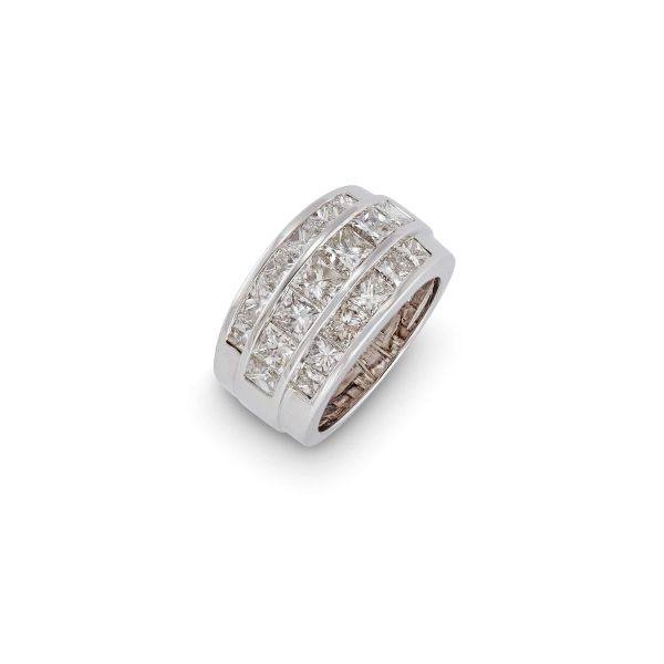 



BAND RING WITH DIAMONDS 