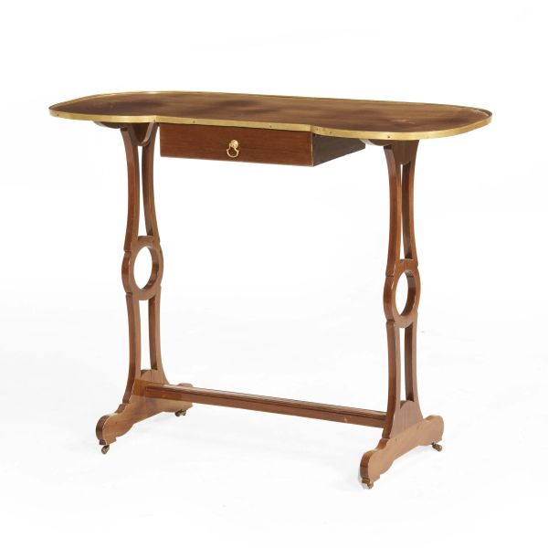 A SMALL TABLE, ENGLAND, 19TH CENTURY