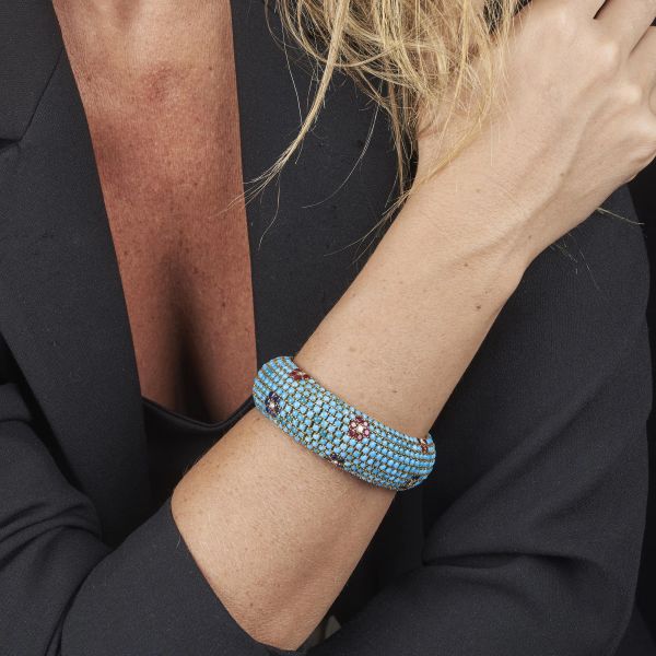 BULGARI BRACCIALE A FASCIA CON TURCHESI PIETRE DI COLORE E DIAMANTI