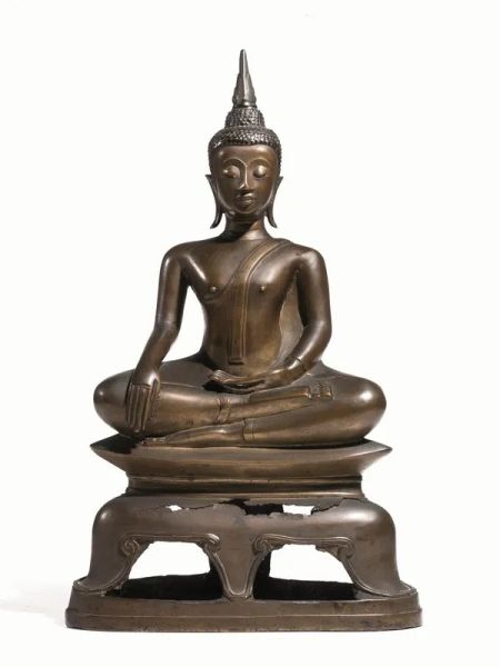 Buddha Sukhothai, Tailandia sec. XIX, in bronzo patinato, su base traforata, alt. cm 44,5, difetti e mancanze