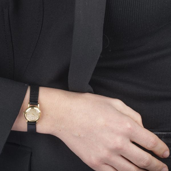 UNIVERSAL GENEVE OROLOGIO DA DONNA