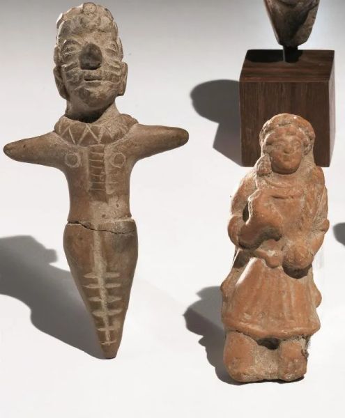  Due statuette a figura umana 