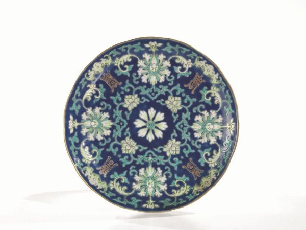 Piattino, Cina sec. XIX, in porcellana, a fondo blu e decorato a motivi&nbsp;&nbsp;&nbsp;