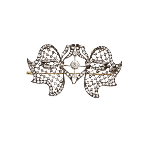 



DIAMONDS BROOCH IN 18KT GOLD AND SILVER