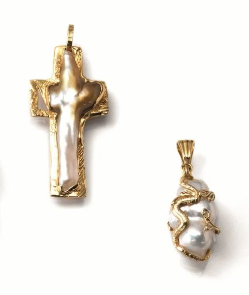  Due pendenti in oro giallo e perle barocche 