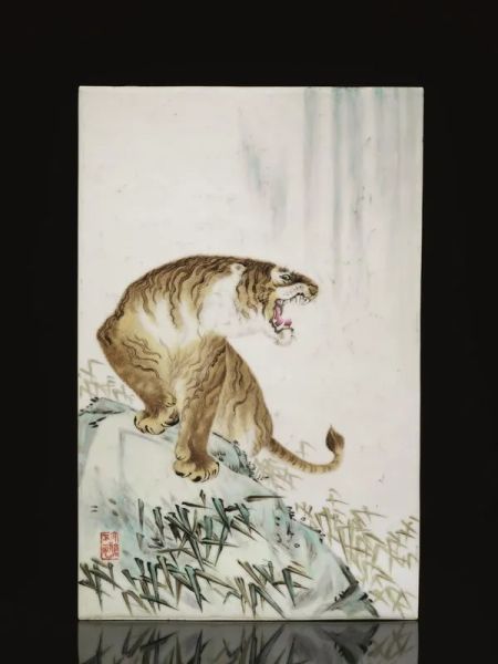 Placca Cina sec. XX, in porcellana decorata con tigre, cm 42x27, recante firma