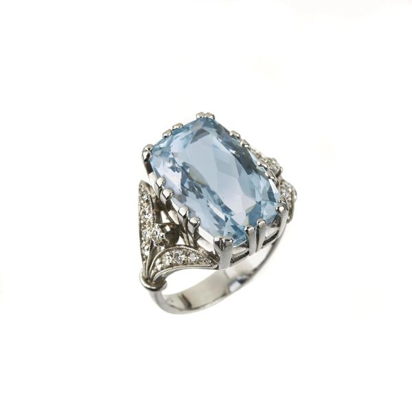 



ANELLO CON ACQUAMARINA E DIAMANTI