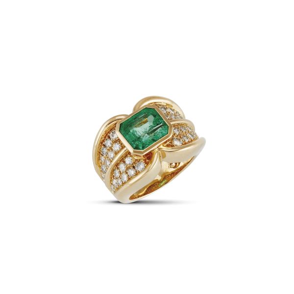 COLOMBIAN EMERALD AND DIAMOND BAND RING IN 18KT YELLOW GOLD