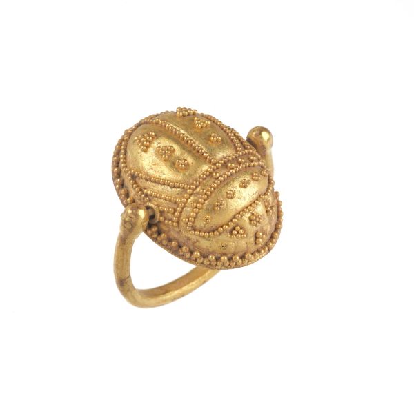 ARCHAELOGICAL STYLE RING IN 18KT YELLOW GOLD