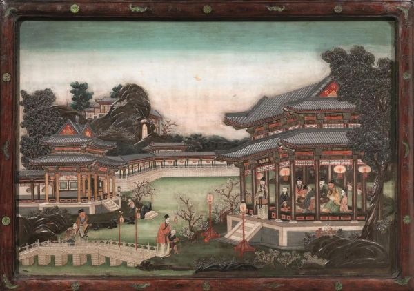 Pannello Cina fine dinastia Qing sec. XIX, in legno intagliato e dipinto con applicazioni in lacca, cm 102,5x147