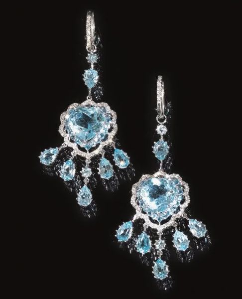 Paio di orecchini pendenti in oro bianco, diamanti e topazi azzurri