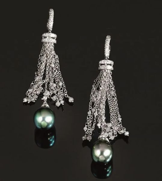 Paio di orecchini&nbsp; pendenti in oro bianco, perle Tahiti e diamanti