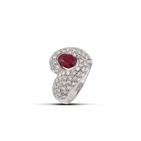 



ANELLO A FASCIA CONTRARIE CON RUBINO E DIAMANTI
