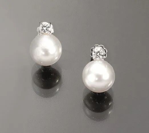  Paio di orecchini in oro bianco, perle e diamanti                           