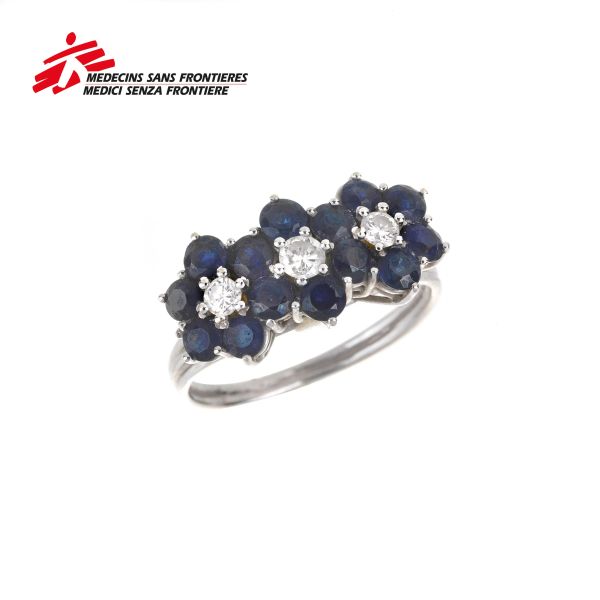 SAPPHIRE AND DIAMOND FLORAL RING IN 18KT WHITE GOLD