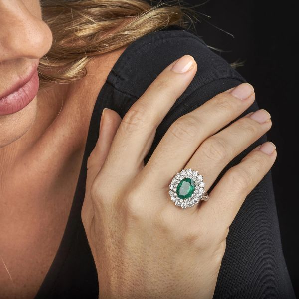 ANELLO CON SMERALDO E DIAMANTI