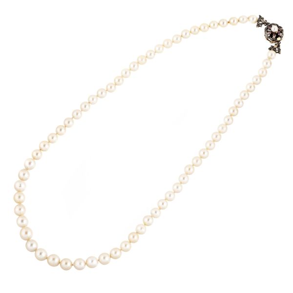 



COLLANA DI PERLE CON RUBINI