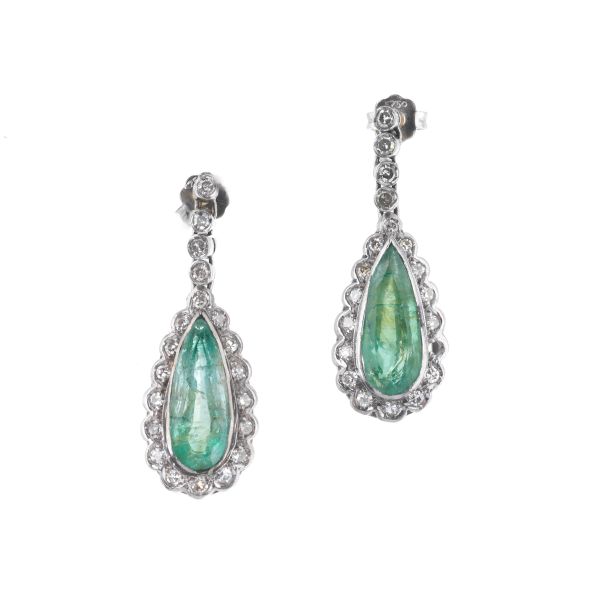EMERALD AND DIAMOND DROP EARRINGS IN 18KT WHITE GOLD
