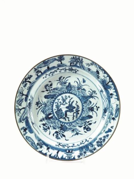  Piatto, Cina sec. XVIII - XIX,  in porcellana bianca e blu decorato con i   simboli di buon auspicio nel centro e con motivi floreali e di paesaggio nel resto del piatto, diam. cm 31,5 