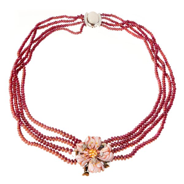 



FLORAL RUBY NECKLACE IN 18KT WHITE GOLD 