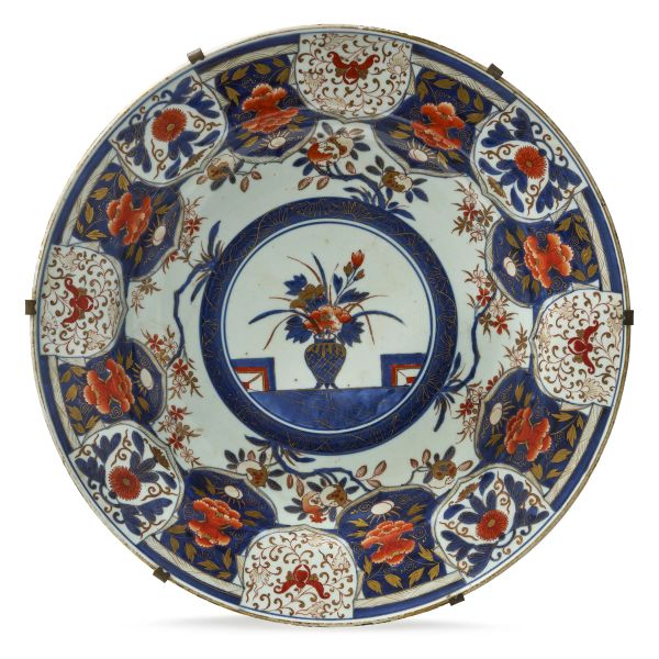 



AN IMARI PORCELAIN PLATE, JAPAN, EDO PERIOD, 18TH CENTURY