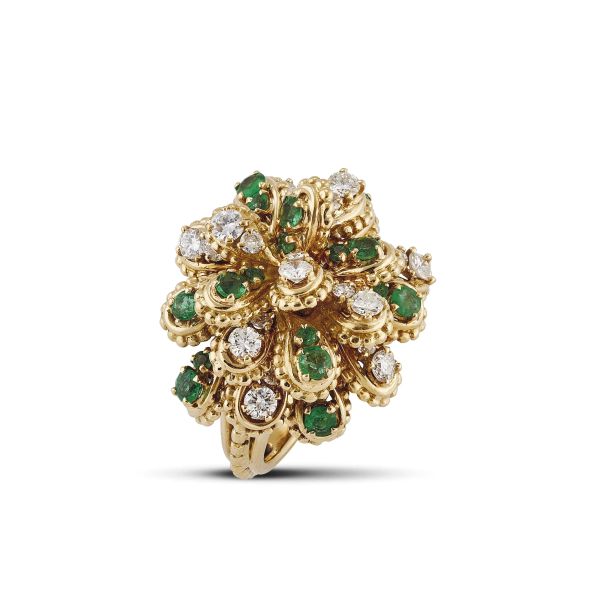



EMERALD AND DIAMOND FLOWER-SHAPED RING IN 18KT YELLOW GOLD
