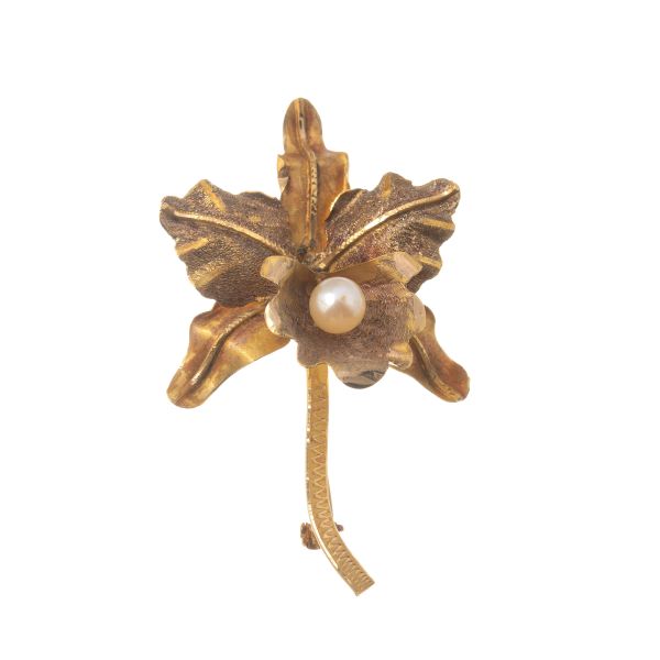 



FLOWER BROOCH IN 18KT YELLOW GOLD WITH A PEARL