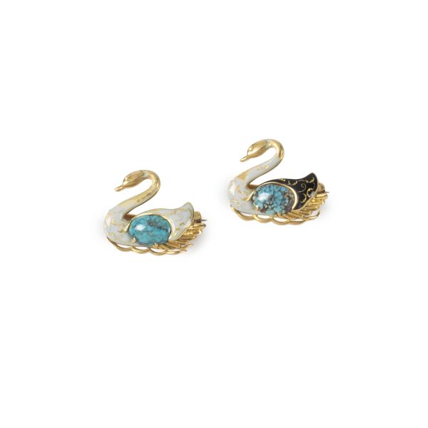 PAIR OF ENAMELED BROOCHES IN 18KT YELLOW GOLD