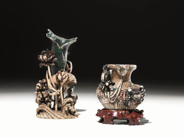 Due vasi Cina XIX secolo in avorio policromo, alt. cm 8,5 su base in legno alt 17 cm&nbsp; (2)