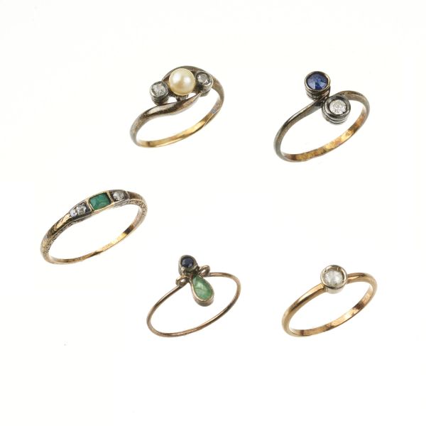 



GROUP OF FIVE RINGS IN SILVER AND GOLD